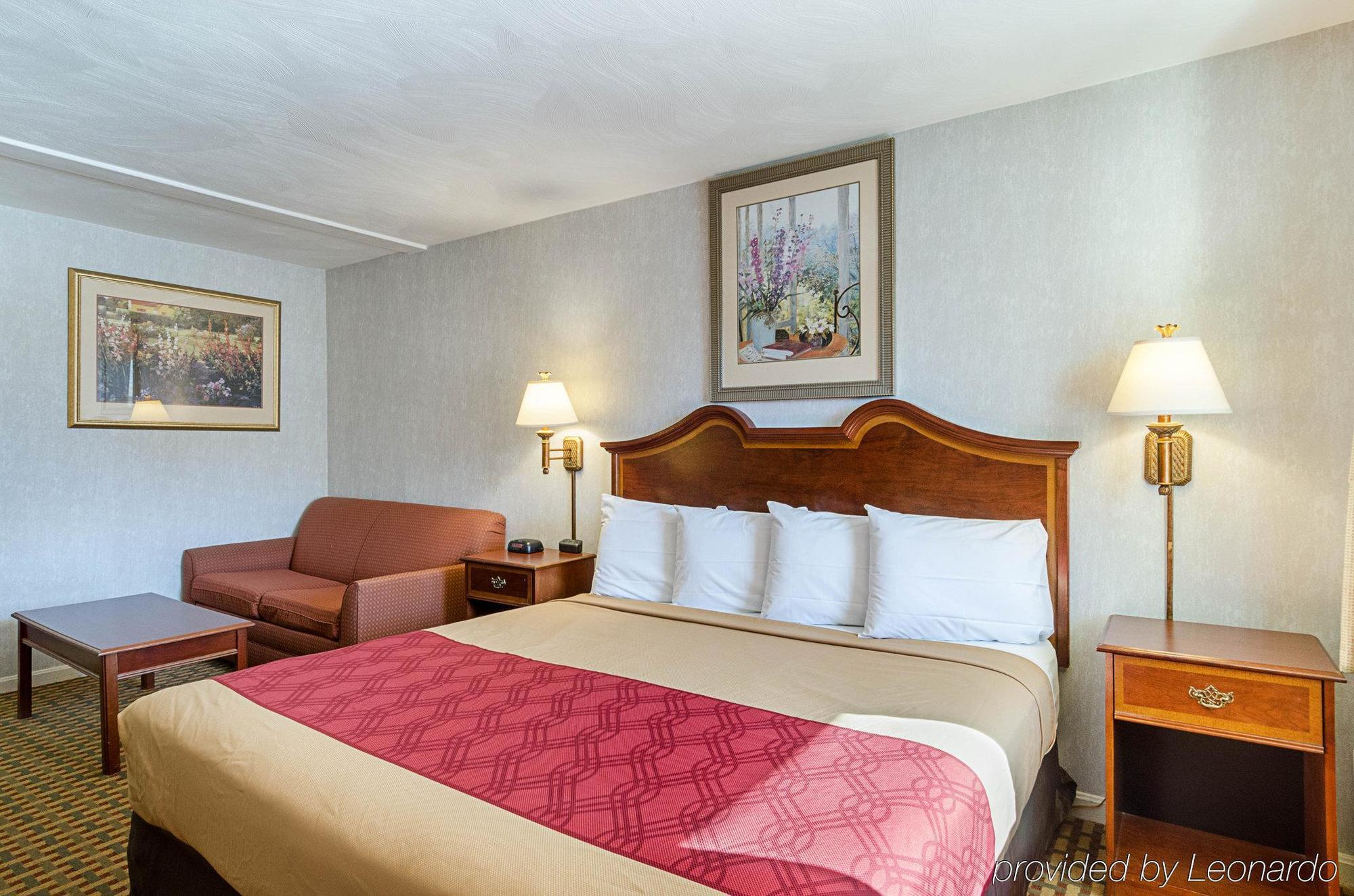 Econo Lodge Sturbridge Route 20 Exterior photo