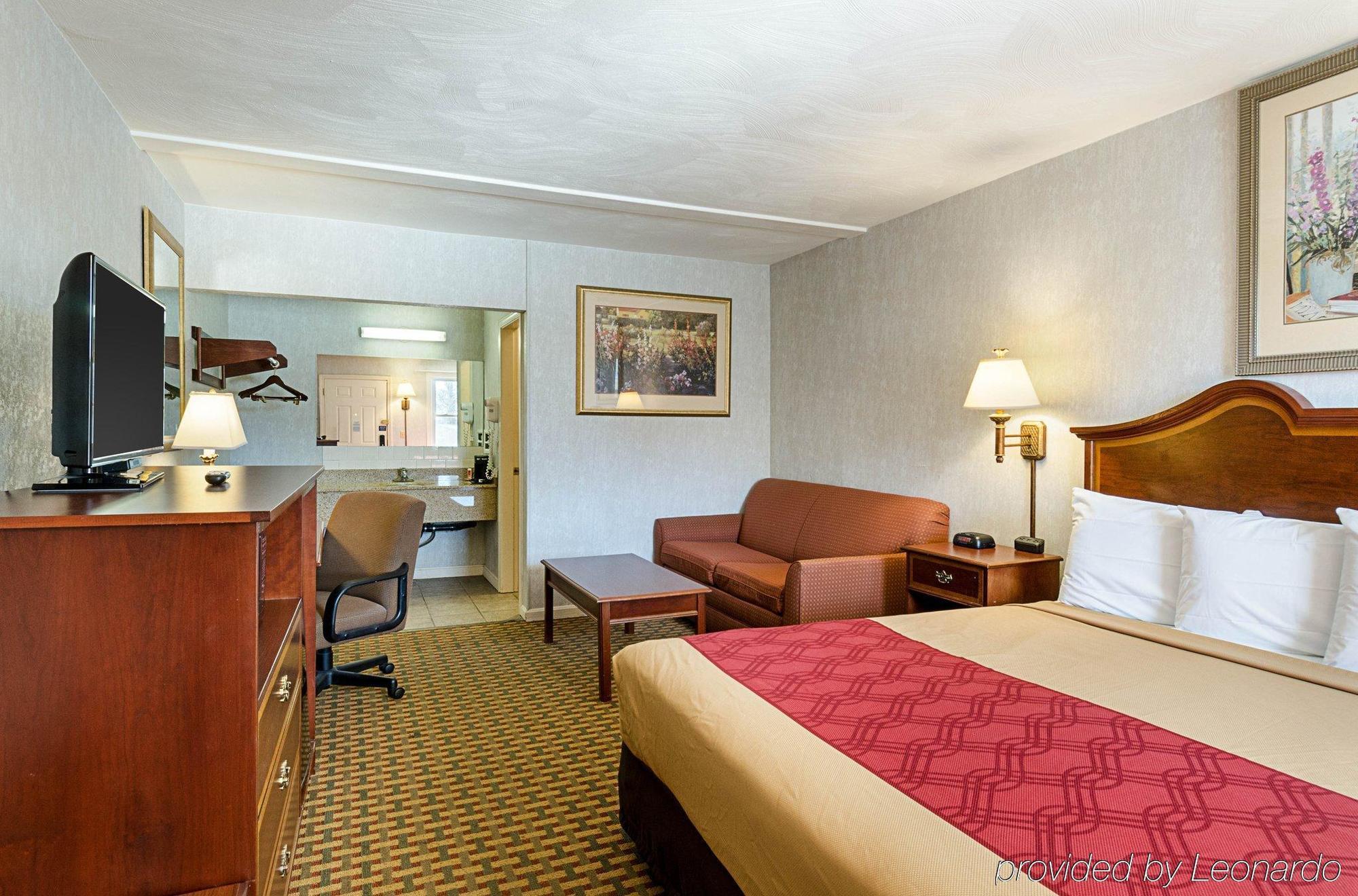 Econo Lodge Sturbridge Route 20 Exterior photo